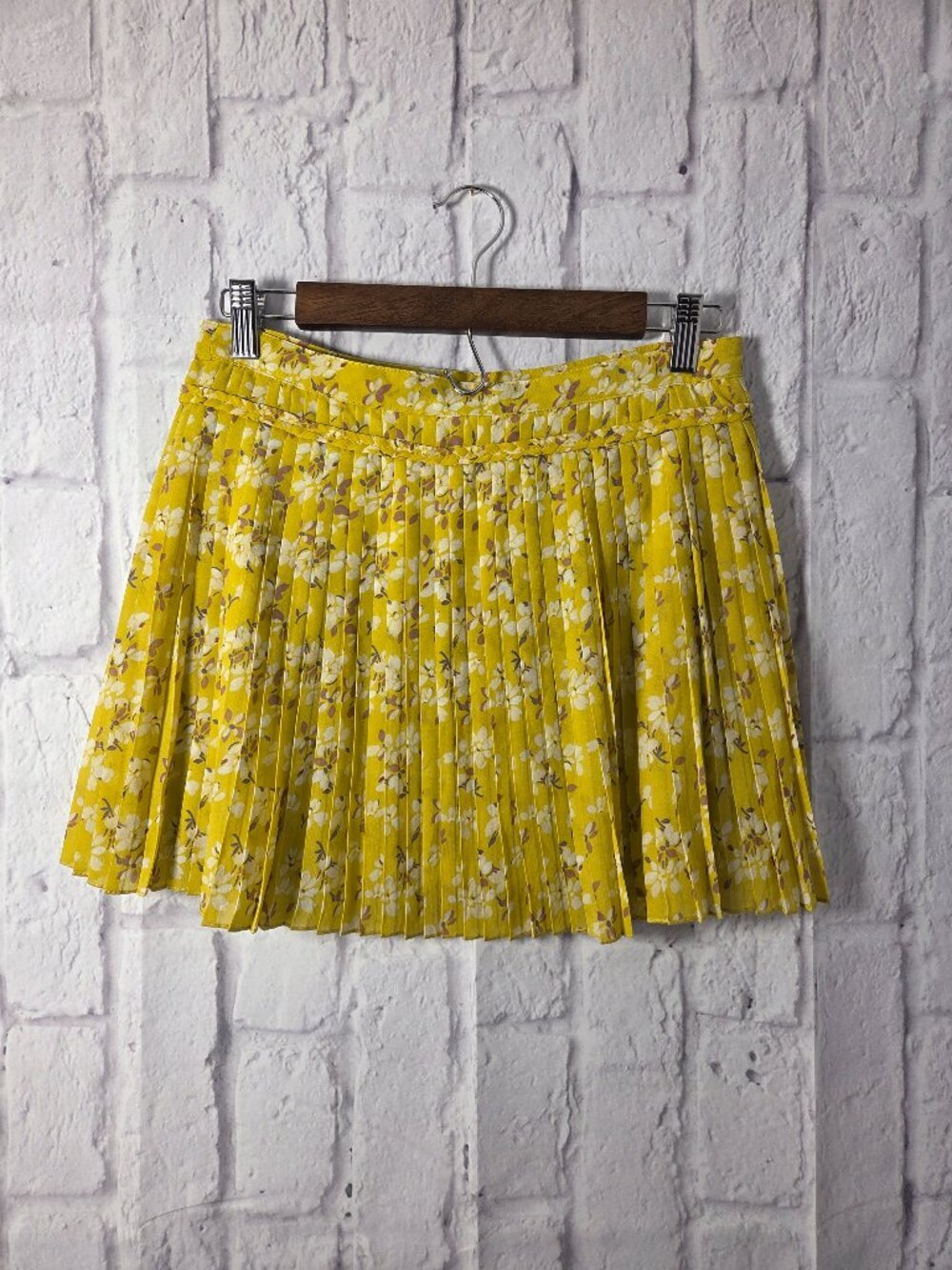 American Eagle Outfitters Size 2 Yellow Floral Pleated Mini Skirt Summer Cottage
